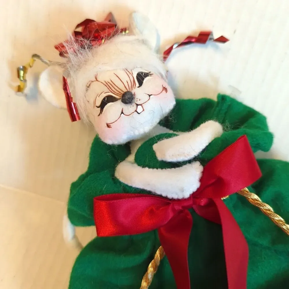 Annalee Christmas Girl Mouse In Santa's Sack Bag Velour Green 2009 Bow